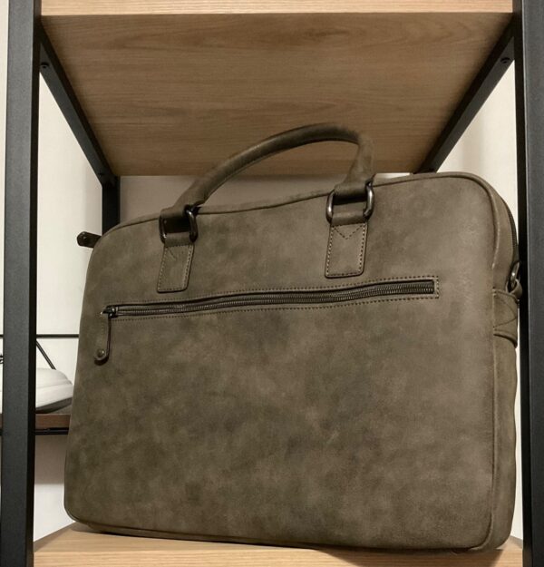 Photo prise de derrière du sac lee cooper couleur taupe