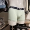 Photo prise de côté du boxer vert menthe armani avec la bande couleur marine où le logo est inscrit