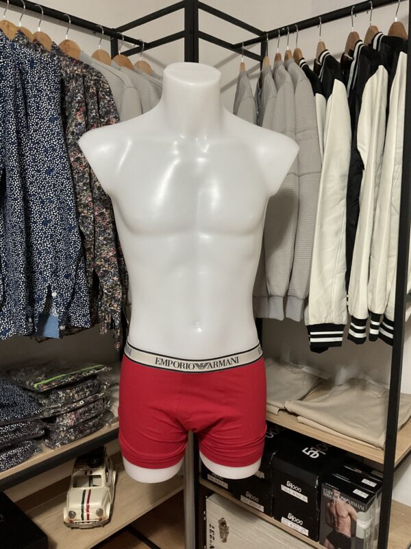 Photo prise de devant du boxer rouge armani avec la bande couleur beige où le logo est inscrit