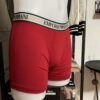 Photo prise de côté du boxer rouge armani avec la bande couleur beige où le logo est inscrit