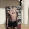 Photo prise de devant du paquet de boxers Armani couleur rouge marine et beige