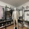 Photo de devant montrant l’ensembe tendance et décontracté de la veste et du pantalon beige avec un col de Frilivin. La tenue a été complétée par la chemise stretch
