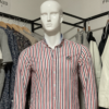 Photo prise de devant en zoomant sur la chemise pour montrer que la possibilité du revers permet de donner une autre couleur au vêtement et un autre style