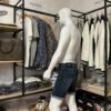 Photo prise du short du côté gauche du mannequin avec les poches arrières