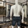 Photo prise du short de derrière pour mettre en évidence les nuances de couleurs.