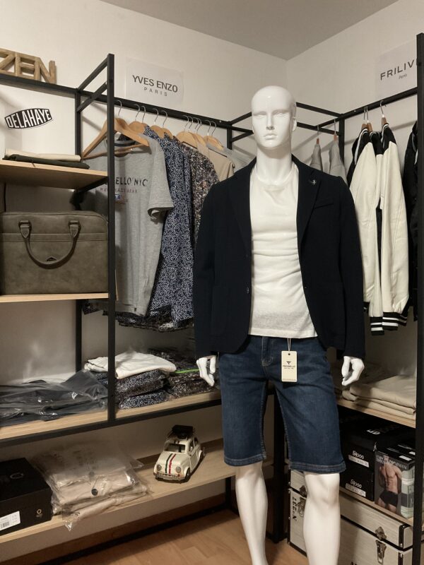 Photo prise du blazer bleu de devant avec d’autres pièces de la collection Fred Mello
