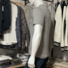 Photo prise du côté gauche du mannequin du teeshirt gris fred Mello