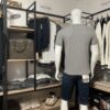 photo prise derrière en mettant en avant les vêtements portés