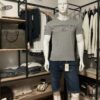Photo prise de devant du teeshirt gris mettant en avant le logo Fred mello