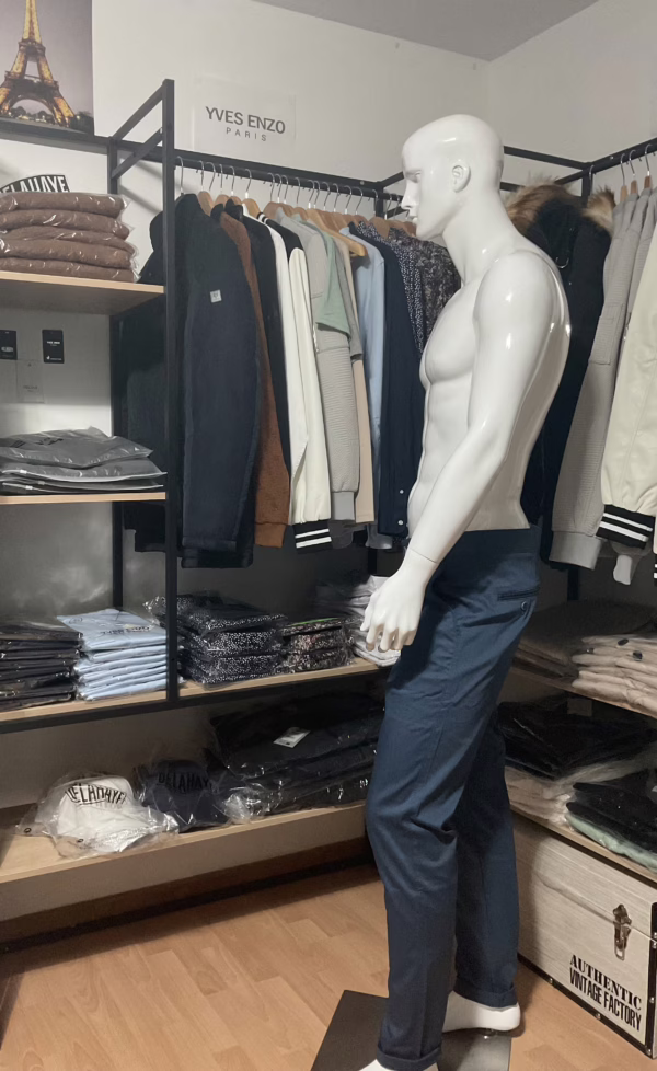 La photo est prise de côté, montrant un pantalon habillé de couleur bleue, de la marque Hopenlife.