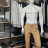 Photo du pantalon chino stretch beige sable de la marque Yves Enzo, prise de face. On voit les lanières pour insérer une ceinture, un bouton pour fermer le pantalon. On voit aussi les poches droite et gauche.