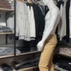 Photo prise de côté du pantalon beige sable de la marque Yves Enzo. On aperçoit la poche gauche.