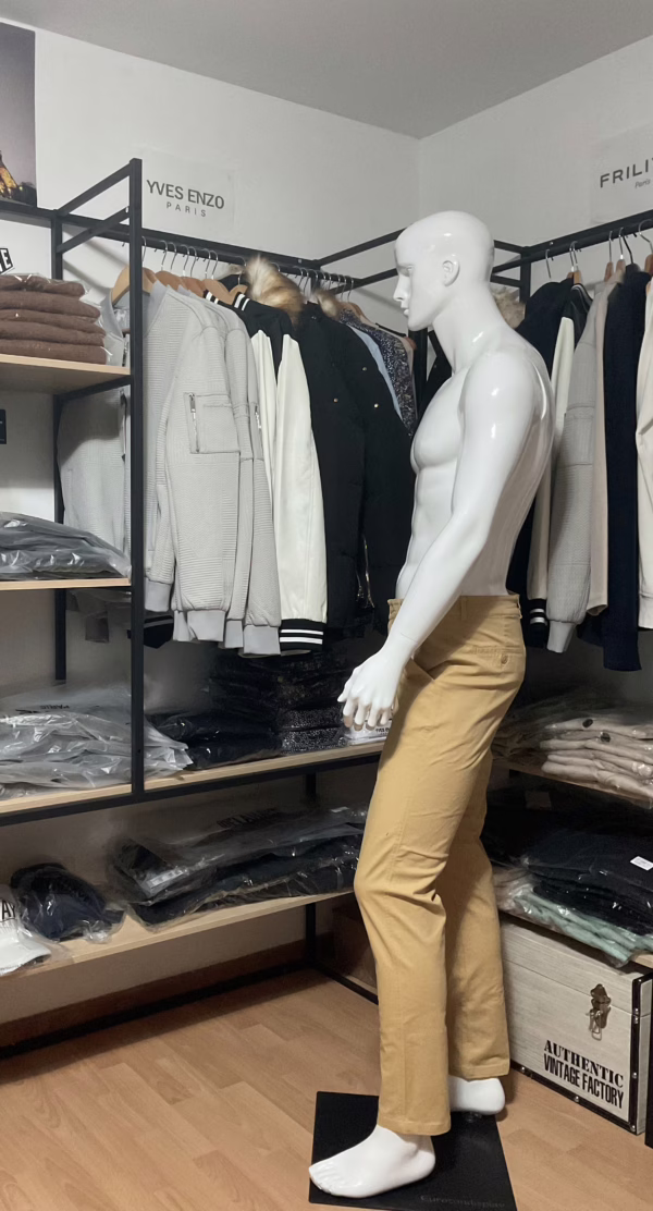 Photo prise de côté du pantalon beige sable de la marque Yves Enzo. On aperçoit la poche gauche.