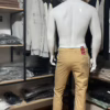 Photo du pantalon beige sable (vue de dos) de la marque Yves Enzo. On aperçoit aussi les poches arrières droite et gauche avec des boutons.