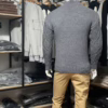 Photo complète du pull torsadé au toucher cachemire gris (vue de dos) de la marque Top Monday. Il est porté avec le pantalon stretch beige sable de la marqu Yves Enzo.