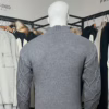 Photo du pull torsadé au toucher cachemire gris (vue de dos) de la marque Top Monday. On voit qu’il est associé avec le pantalon stretch beige sable de la marque Yves Enzo.