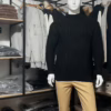 Photo complète du pull (prise de face) torsadé au toucher cachemire noir de la marque Top Monday, porté avec le pantalon stretch beige sable de la marque Yves Enzo.
