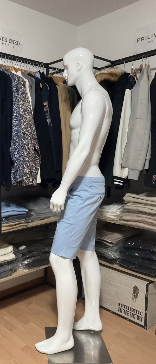 Vue de côté, le short Mackten bleu ciel révèle une coupe chino structurée, bien ajustée sans être trop serrée. Le tissu léger accompagne naturellement les mouvements, offrant confort et liberté. La teinte claire du bleu ciel capte bien la lumière et renforce le côté estival du modèle. Un short pensé pour s’adapter à toutes les situations : de la promenade en bord de mer à une sortie plus habillée.
