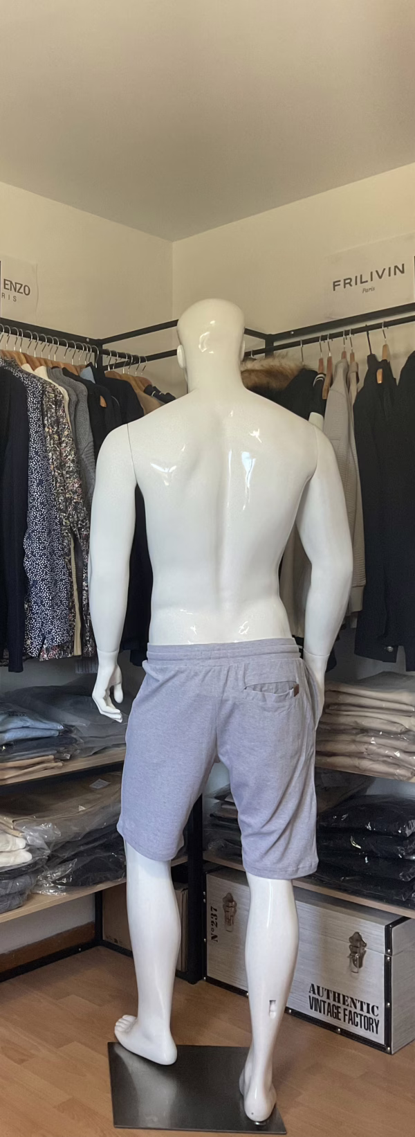 De dos, le short dévoile une poche plaquée sur le côté droit, marquée par un petit patch en cuir siglé Hopenlife, détail discret mais stylé. Les finitions sont nettes et homogènes, et les trois coloris conservent chacun leur caractère : l’élégance du bleu marine, la sobriété du gris, la luminosité naturelle de l’écru. Une pièce incontournable du vestiaire décontracté, pensée pour ceux qui veulent allier style, praticité et confort au quotidien.