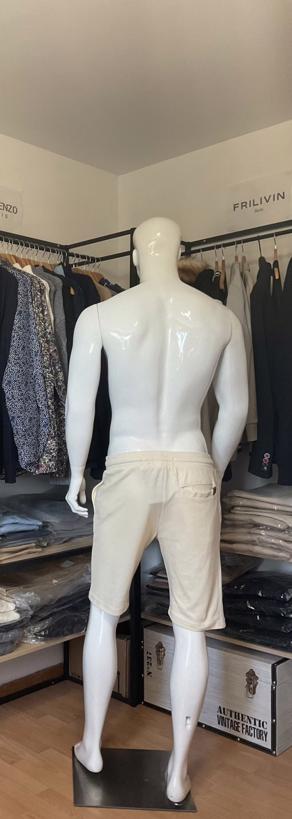 De dos, le short dévoile une poche plaquée sur le côté droit, marquée par un petit patch en cuir siglé Hopenlife, détail discret mais stylé. Les finitions sont nettes et homogènes, et les trois coloris conservent chacun leur caractère : l’élégance du bleu marine, la sobriété du gris, la luminosité naturelle de l’écru. Une pièce incontournable du vestiaire décontracté, pensée pour ceux qui veulent allier style, praticité et confort au quotidien.