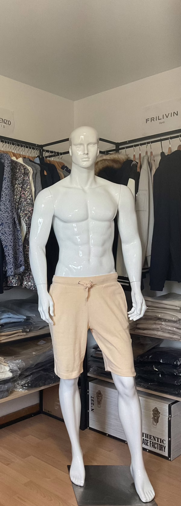 La photo de face présente le bermuda molletonné couleur sable signé Hopenlife, une pièce à l’esprit casual et confortable. Sa teinte sable, douce et naturelle, évoque les tons chauds de l’été et se marie facilement avec une large palette de hauts. La ceinture élastique assure un bon maintien tout en offrant une vraie aisance au porter, complétée par un cordon de serrage ton sur ton pour un ajustement personnalisé. Deux poches latérales discrètes sont intégrées de chaque côté à l’avant, renforçant le côté pratique et épuré de ce bermuda à l’allure détendue.