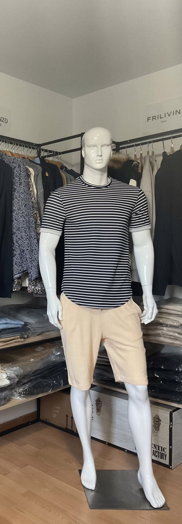 Dans cette seconde composition, le bermuda sable Hopenlife est porté avec la marinière bleu marine à rayures blanches de la marque Frilivin, pour une allure résolument estivale et inspirée de l’univers marin. Le contraste entre le haut rayé et le short uni crée un équilibre visuel fort, avec un clin d’œil au style classique revisité. Le bermuda reste fidèle à son ADN décontracté avec sa ceinture élastique, son cordon ajustable et ses poches latérales pratiques. Un look simple, efficace et visuellement fort, parfait pour un été entre ville et bord de mer.