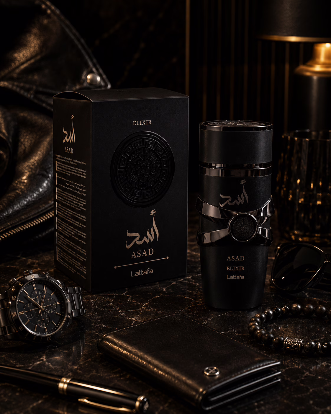 ⁠Flacon de parfum Asad Elixir Lattafa posé à côté de sa boîte noire sur une surface en marbre sombre.⁠