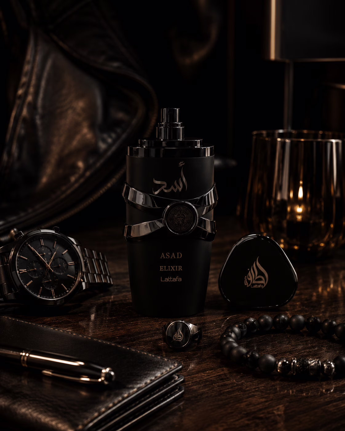 Flacon de parfum Asad Elixir de Lattafa ouvert avec son bouchon posé à côté, ambiance sombre et chaleureuse avec bougie et montre.