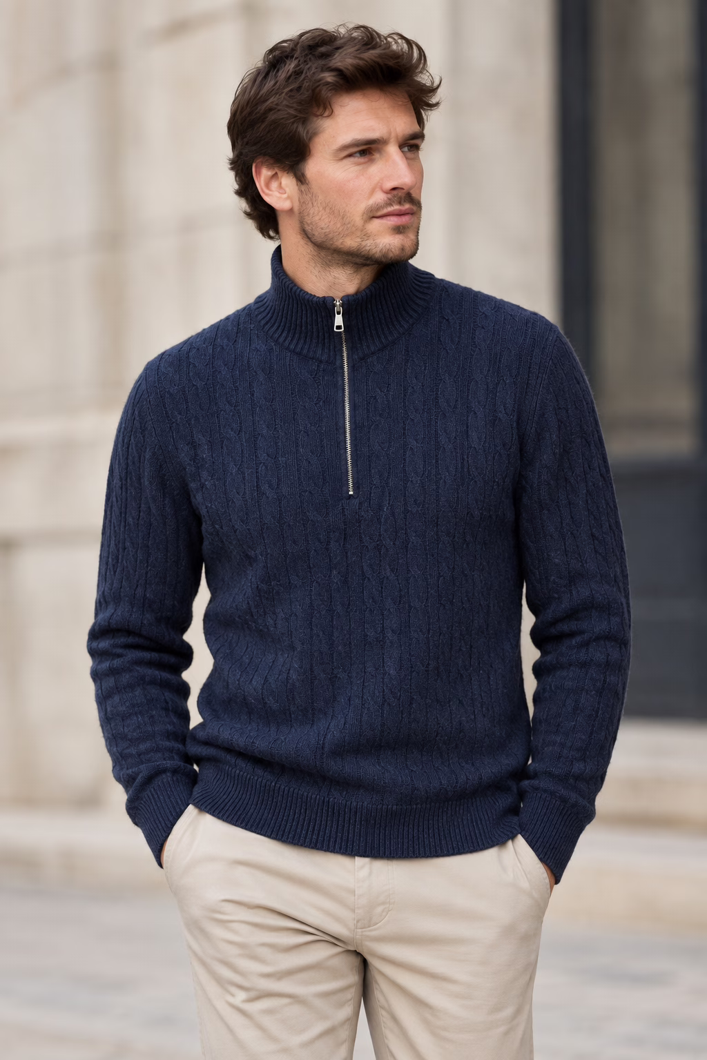 Pull Five Ever en maille torsadée bleu marine avec col zippé, porté par un mannequin homme de face avec pantalon chino beige, à l'extérieur.