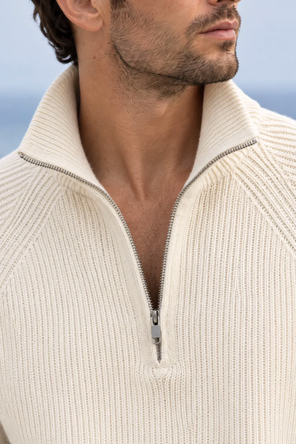 Vue de dos du pull col camionneur écru Five Ever en maille côtelée pour homme.