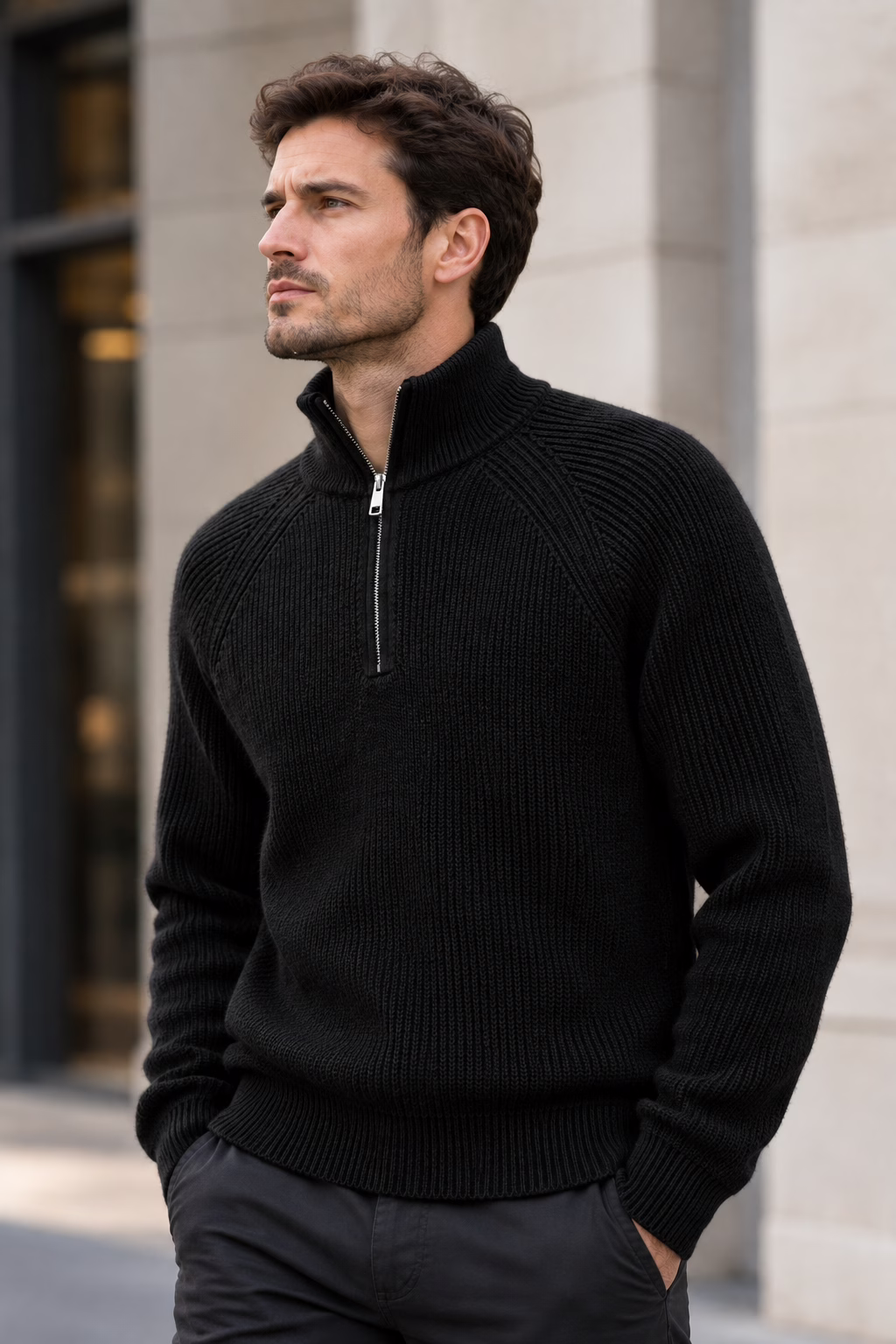 Modèle portant le pull col zippé noir Five Ever, look masculin élégant.
