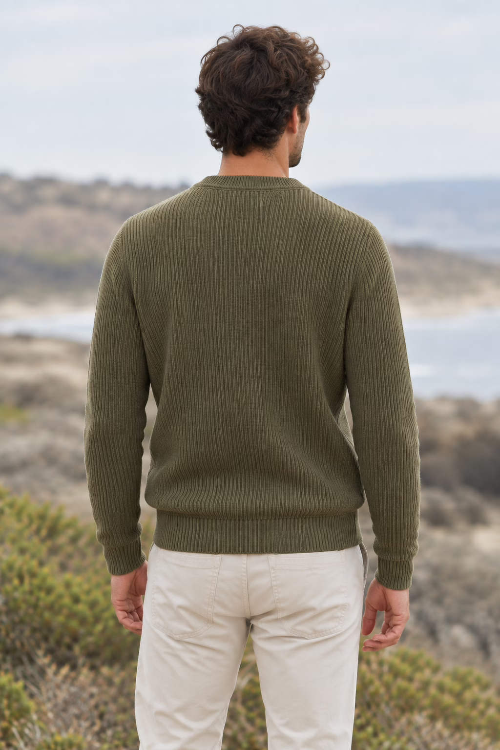 Vue de dos d'un mannequin portant le pull Five Ever homme en maille côtelée vert olive, montrant la coupe et les finitions du dos.